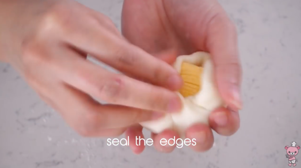 咬開流出香甜奶黃餡!自家蒸奶黃流沙包