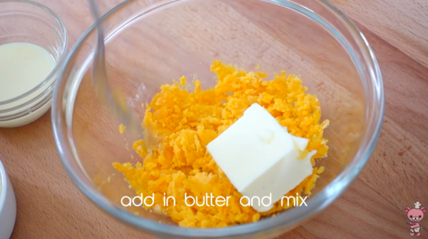 咬開流出香甜奶黃餡！自家蒸奶黃流沙包