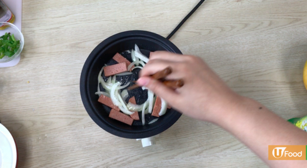 做宵夜一流！午餐肉炒即食麵