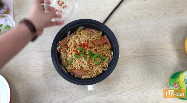 做宵夜一流！午餐肉炒即食麵