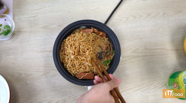 做宵夜一流！午餐肉炒即食麵