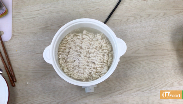 做宵夜一流！午餐肉炒即食麵