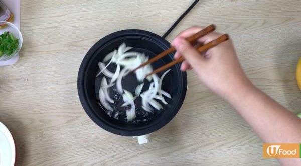 做宵夜一流！午餐肉炒即食麵