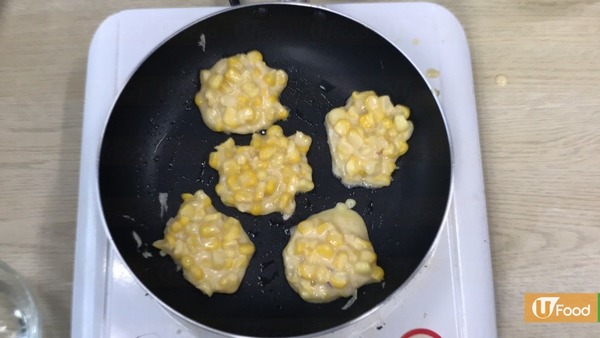 住家式無肉小食！香脆黃金粟米餅
