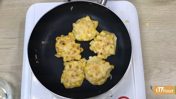 住家式無肉小食！香脆黃金粟米餅