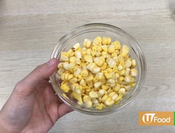 住家式無肉小食！香脆黃金粟米餅