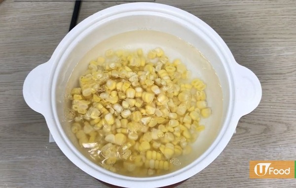 住家式無肉小食！香脆黃金粟米餅