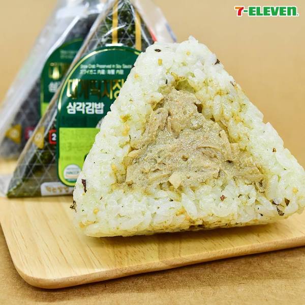 韓國大熱！2大便利店新出蟹膏飯糰