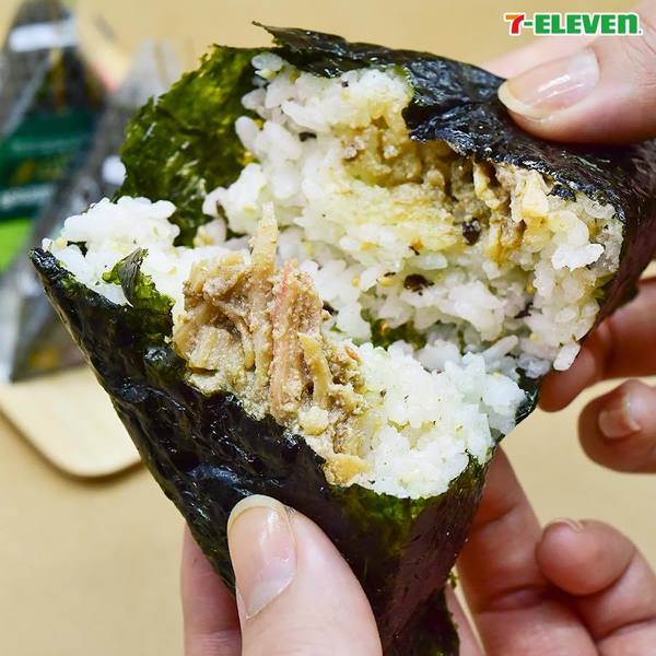 韓國大熱！2大便利店新出蟹膏飯糰