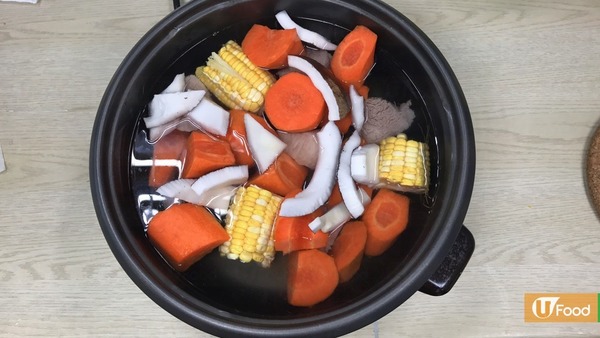 有家的味道！清甜滋潤「青紅蘿蔔椰子粟米湯」