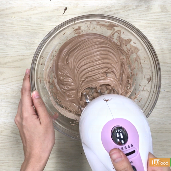 4步完成細滑可口 免焗香蕉朱古力慕斯杯