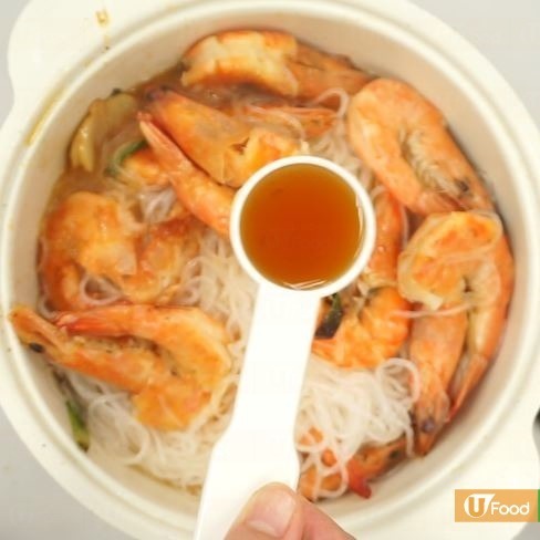 懶人一煲搞掂 沙嗲鮮蝦粉絲煲