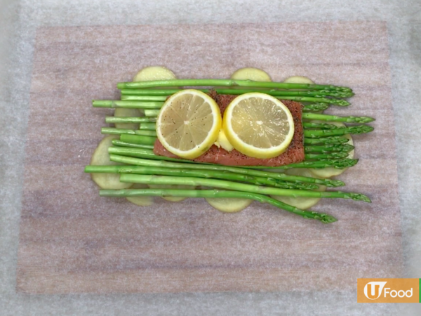 健康懶人食譜！清新「紙包牛油檸檬三文魚」