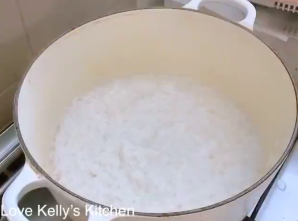 三步就做到！熱辣辣臘腸滑雞煲仔飯