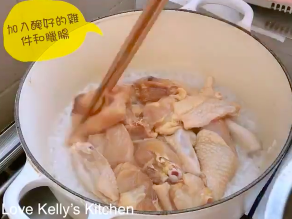 三步就做到！熱辣辣臘腸滑雞煲仔飯