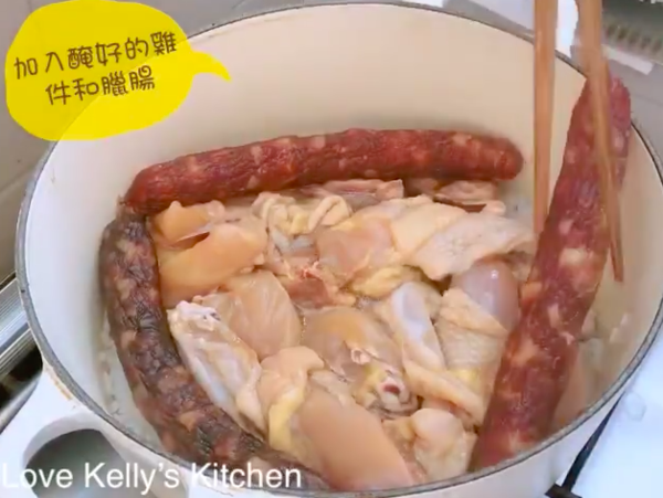 三步就做到！熱辣辣臘腸滑雞煲仔飯