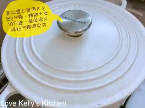 三步就做到！熱辣辣臘腸滑雞煲仔飯