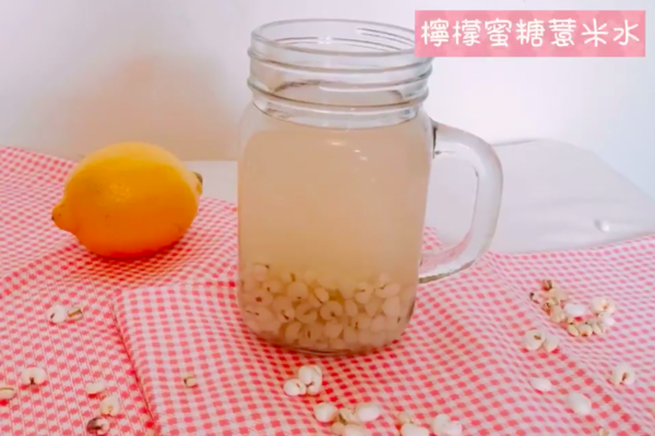 有助排毒去水腫 檸檬蜜糖薏米水