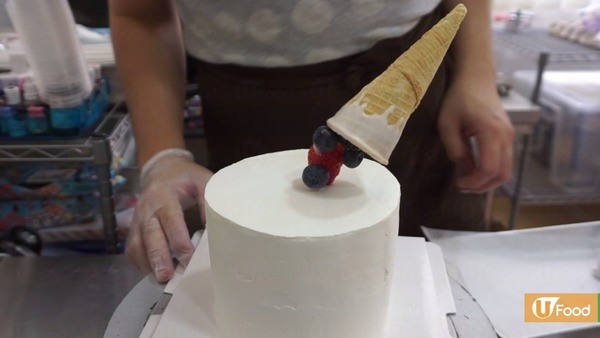 柴灣甜品教室 原支香檳蛋糕+發光月球蛋糕