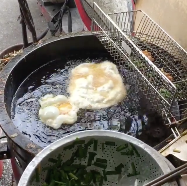 台北老字號早餐店　新鮮即炸手工韭菜蛋餅