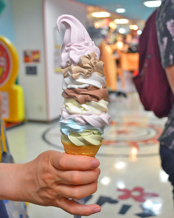 【日本美食】日本東京人氣40cm巨型彩虹雪糕 一次嘆勻8款口味