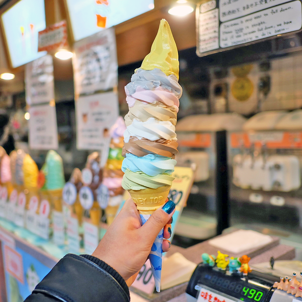 【日本美食】日本東京人氣40cm巨型彩虹雪糕　一次嘆勻8款口味