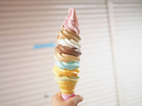 【日本美食】日本東京人氣40cm巨型彩虹雪糕 一次嘆勻8款口味