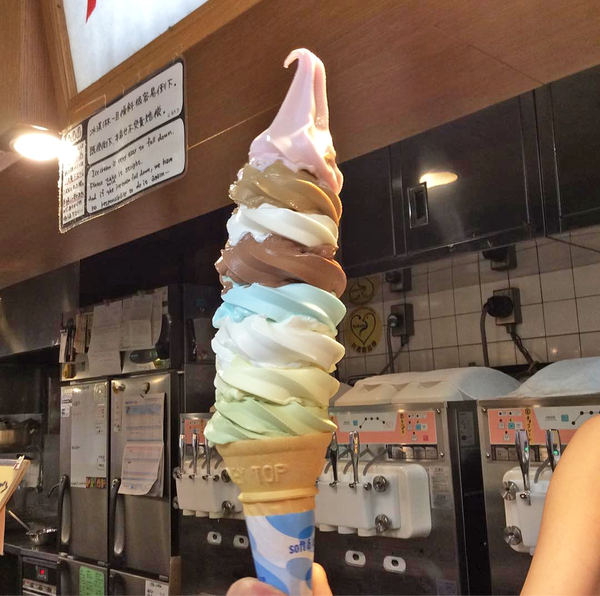 【日本美食】日本東京人氣40cm巨型彩虹雪糕　一次嘆勻8款口味