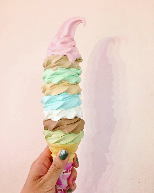 【日本美食】日本東京人氣40cm巨型彩虹雪糕 一次嘆勻8款口味