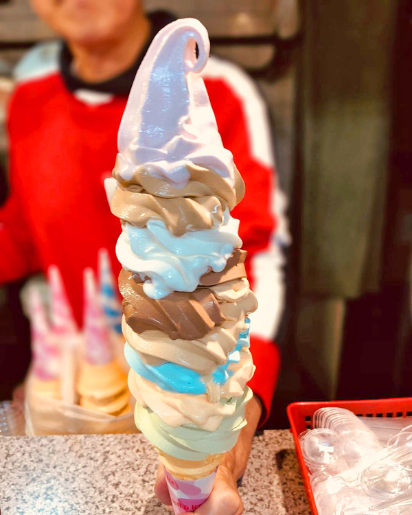 【日本美食】日本東京人氣40cm巨型彩虹雪糕　一次嘆勻8款口味