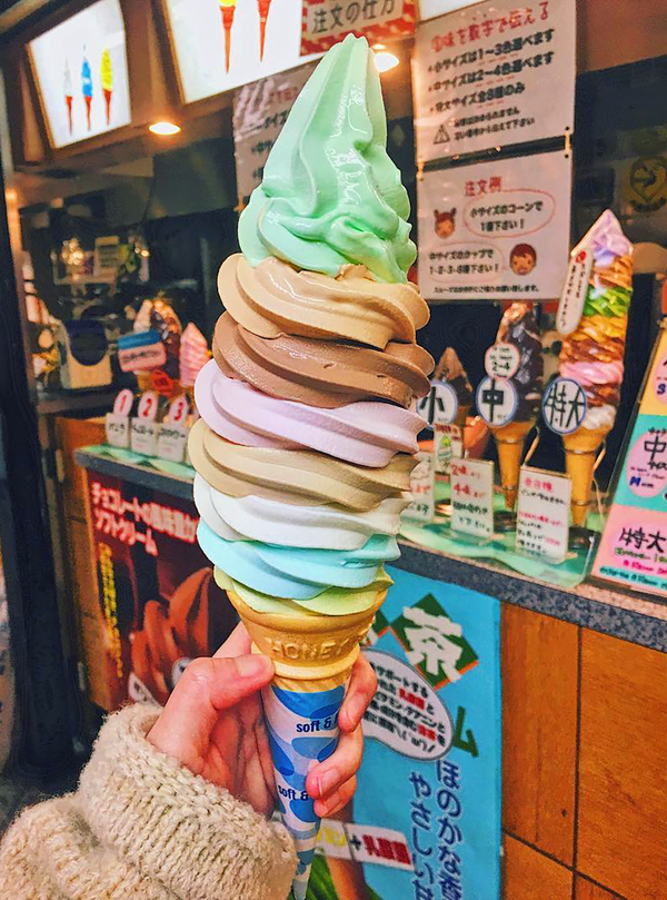 【日本美食】日本東京人氣40cm巨型彩虹雪糕 一次嘆勻8款口味