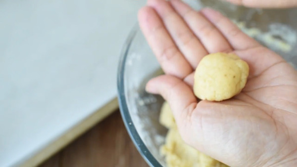 【簡易食譜】4步輕易整到傳統中式餅乾　金黃香脆合桃酥