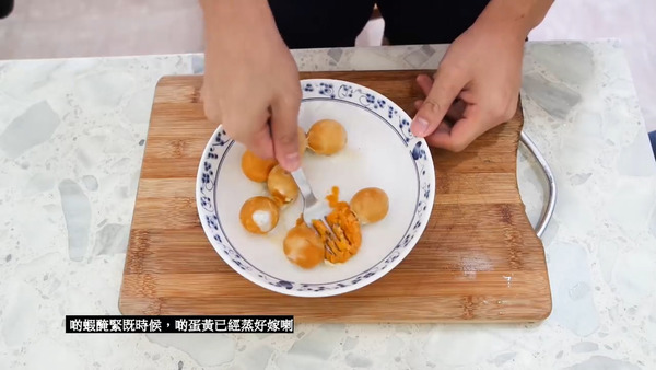 【簡易食譜】脆卜卜撈飯加餸一流！鹹蛋牛油黃金蝦食譜