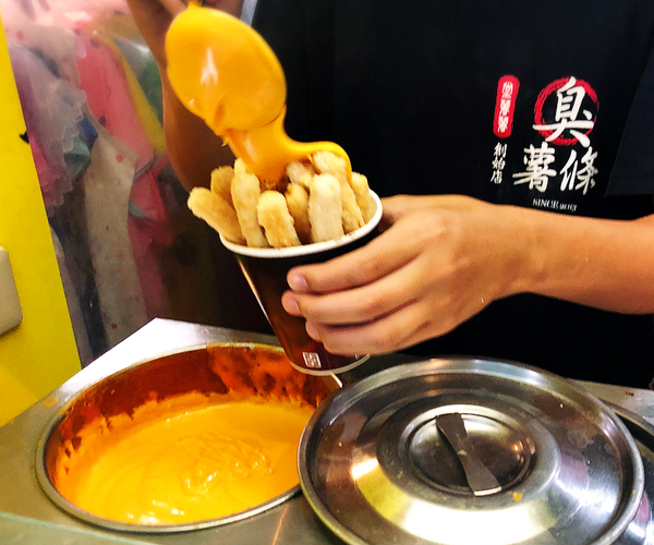 【台灣美食】台灣士林夜市大熱掃街小食　香脆惹味芝士／酸辣臭豆腐薯條
