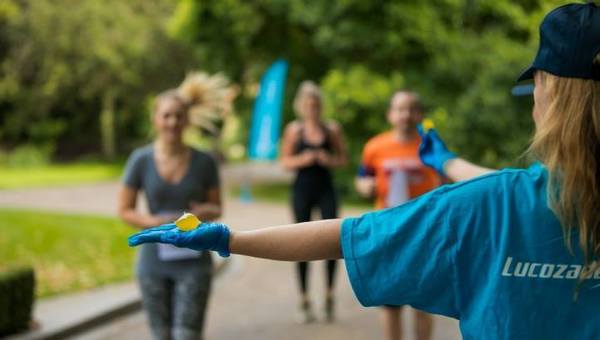 【綠色馬拉松】英國馬拉松實行「零膠樽」  推出食用水袋取代膠杯派水 