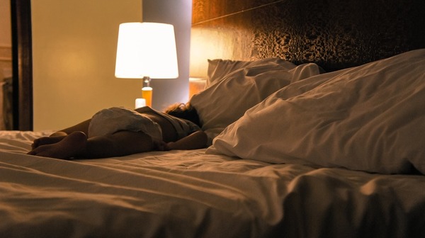 【開燈睡覺】晚上開燈睡覺失眠又易肥 燈泡藍光抑制褪黑激素可致抑鬱或患癌