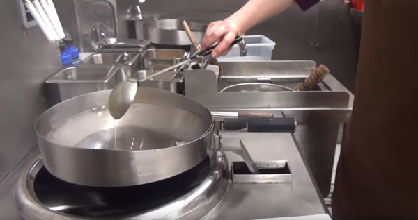 【自動廚房】網上熱傳機械人廚師短片  全自動化炒牛河拋鑊無難度