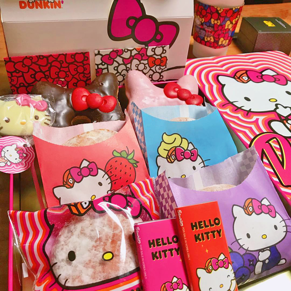 【韓國甜品2019】韓國Dunkin' Donuts期間限定　士多啤梨味／朱古力味Hello Kitty冬甩