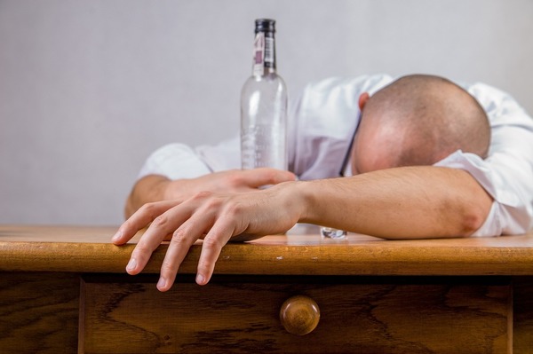 【宿醉頭暈想吐】英國科學家研發「無宿醉酒精」不含有害物質 預料5年後正式投入市場