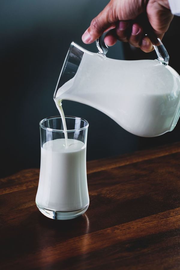 【化痰】感冒可以喝牛奶／吃雪糕？研究：喝牛奶不會生痰！