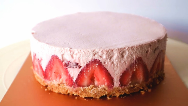【蛋糕食譜】夢幻打卡簡易免焗食譜  草莓慕斯蛋糕