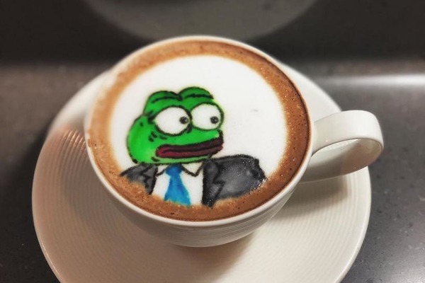 【銅鑼灣美食】WhatsApp Stickers青蛙亂入銅鑼灣Cafe 咖啡拉花拉出Pepe騎呢神情