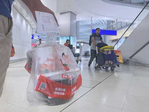 【暖心空姐】記者於香港機場吃飯  埋單時發現空姐已幫忙結帳