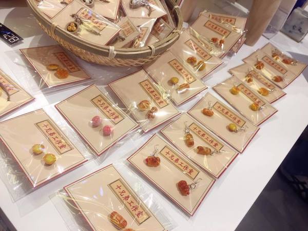 【食物首飾】本地藝術家製作香港特色食物超像真飾物　炸大腸耳環／叉燒飯手鏈／麥芽糖餅耳環