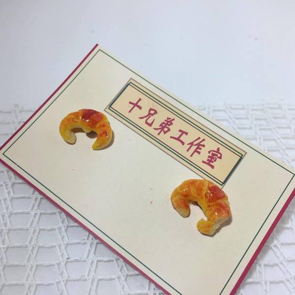 【食物首飾】本地藝術家製作香港特色食物超像真飾物　炸大腸耳環／叉燒飯手鏈／麥芽糖餅耳環