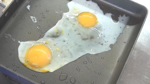 【雞蛋食譜】神奇雞蛋分身術！　日本達人教你用奇招將1隻雞蛋煎出2隻完美太陽蛋