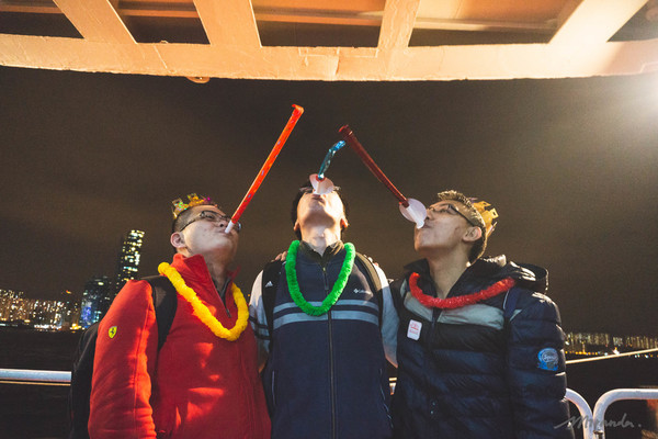 跨年倒數食12粒提子轉運？15個世界各地奇怪習俗：瑞士人掟雪糕／這國要同牛傾計