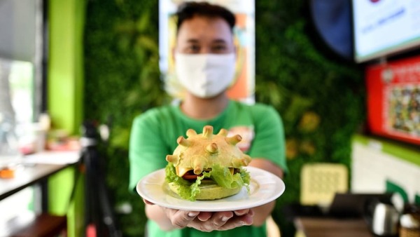 【新冠肺炎】越南Pizza外賣店推出限定「新冠肺炎漢堡包」大廚：越是害怕新冠肺炎，先要把它吃掉！