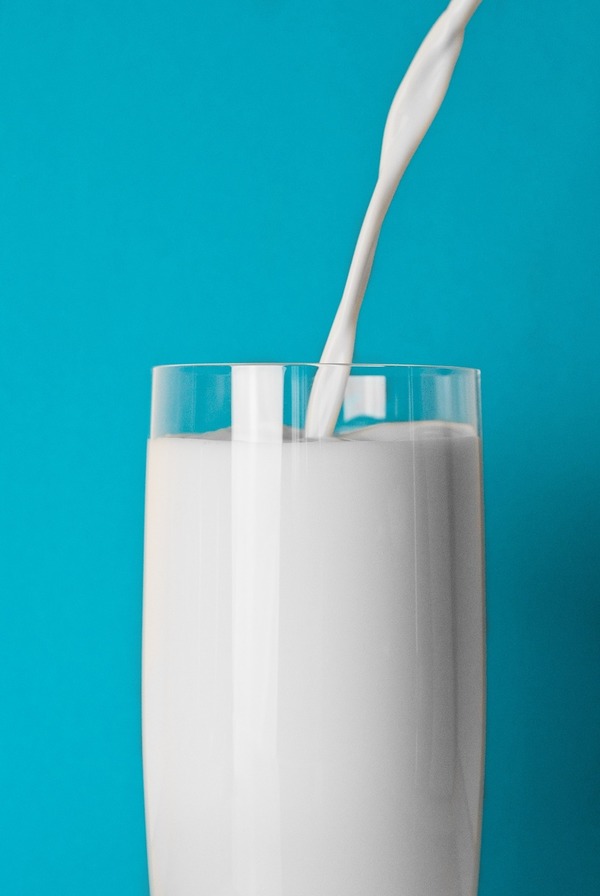 【飲牛奶肚屙】喝牛奶腹瀉不一定是乳糖不耐症　3個喝牛奶肚瀉原因/簡單方法減少腸胃不適問題（內附7大補鈣食品）