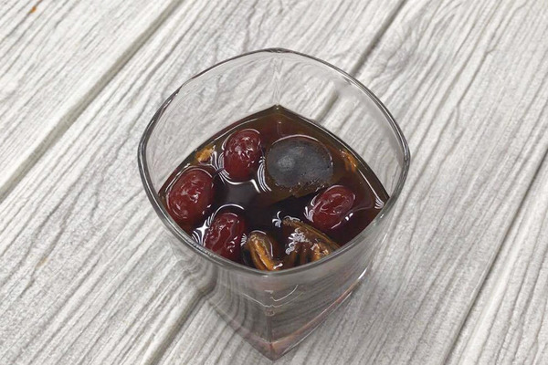 【保溫杯安全】女子用保溫杯裝紅棗水放十多日　一開蓋即爆炸致眼球爆裂　專家提醒4類飲品勿放入保溫杯